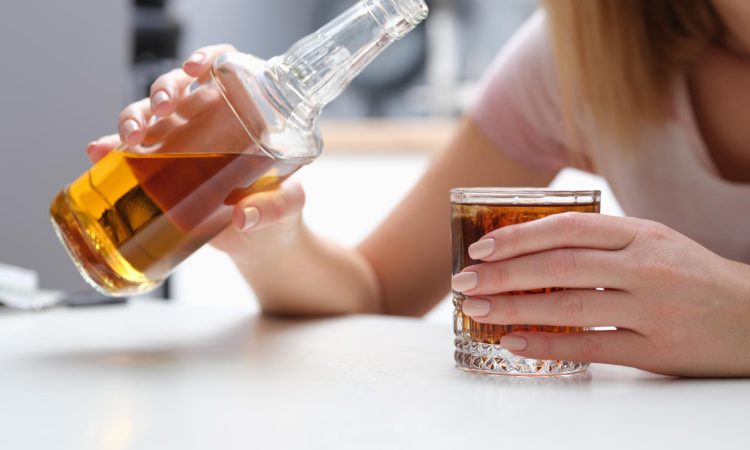 Pericolele ascunse în băuturile alcoolice dulci pentru femei